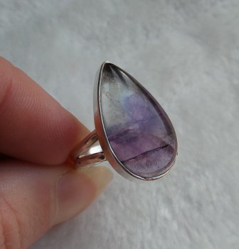 Zilveren ring gezet met druppelvorm Blue John maat 18 mm